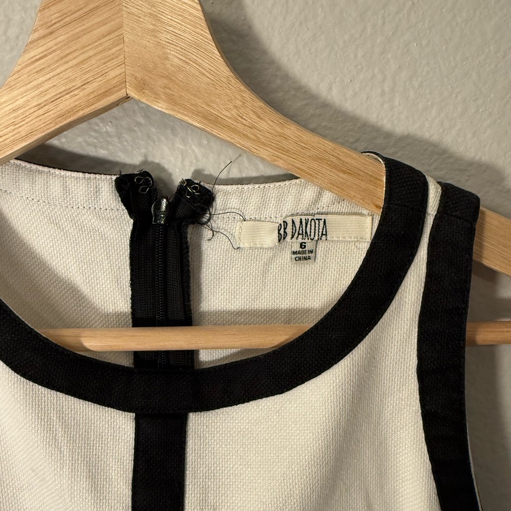 BB Dakota Linen White Dress with Black Trim - Picture 2 of 3